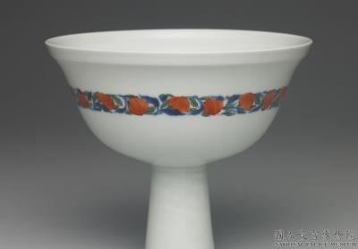 图片[2]-Stem bowl with decoration of flowers and birds in wucai polychrome enamels on a white ground, Qing dynasty (1644-1911)-China Archive